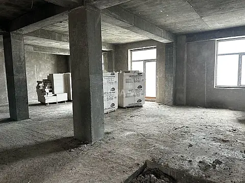 Satılır 4 otaqlı mənzil 215 m²
