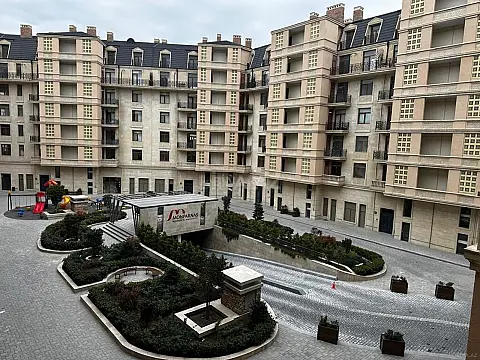 Satılır 4 otaqlı mənzil 215 m²