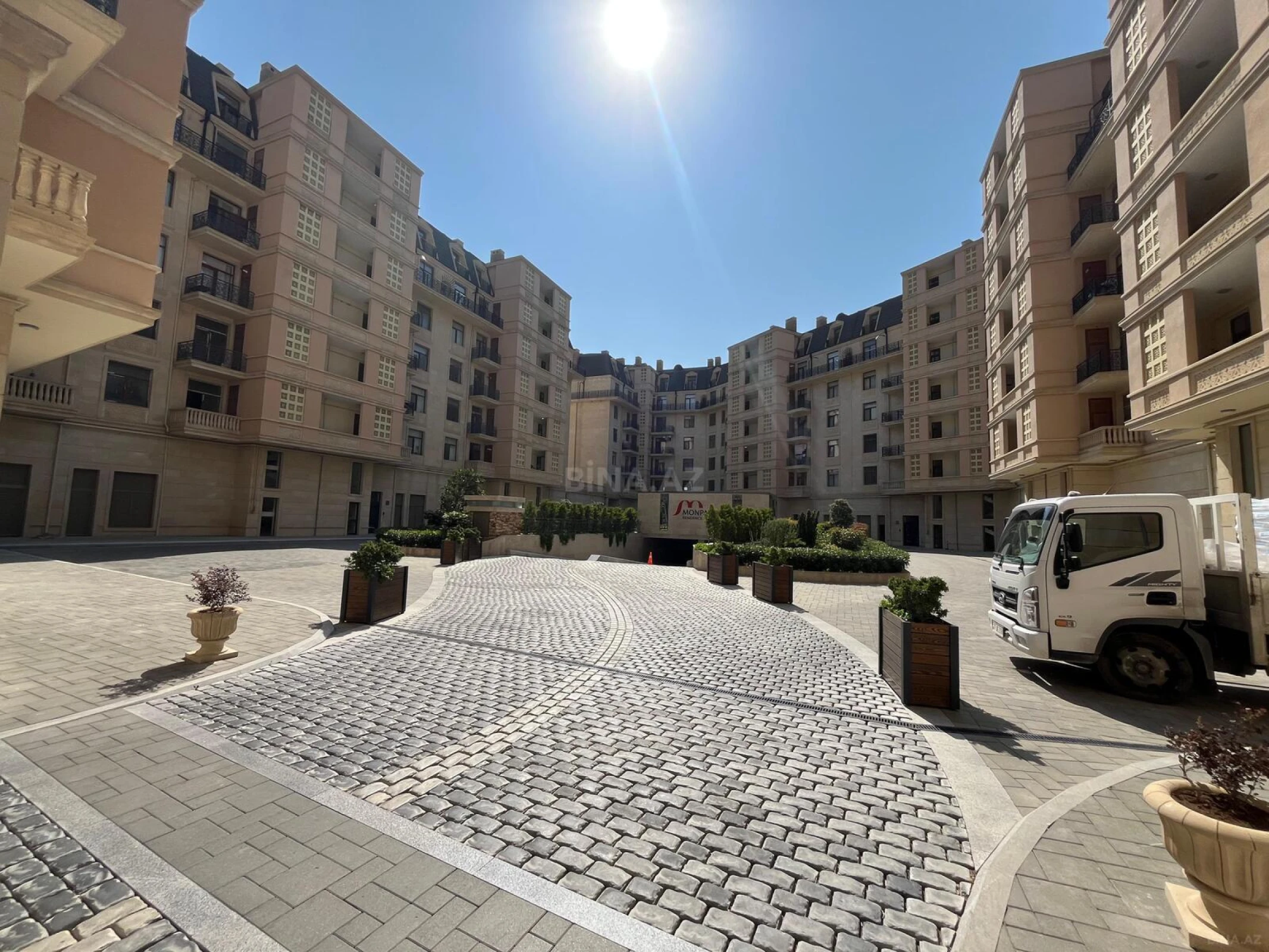 Satılır 4 otaqlı mənzil 215 m²