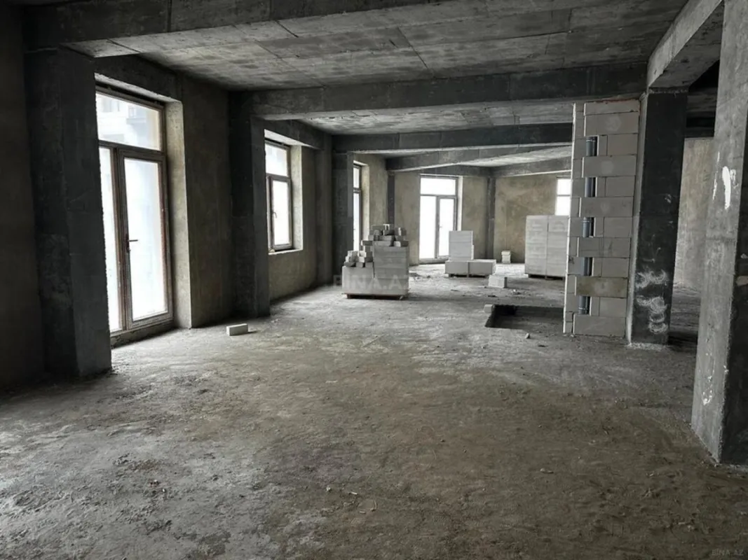 Satılır 4 otaqlı mənzil 215 m²