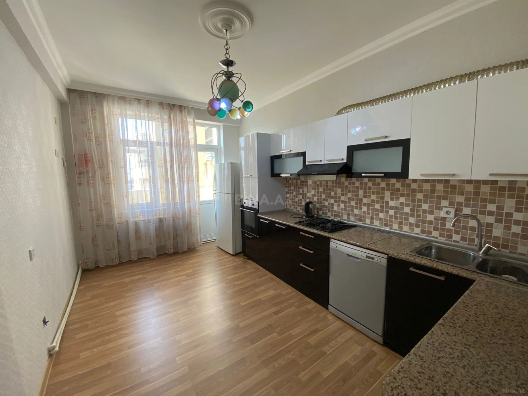 Kirayə verilir 3 otaqlı mənzil 140 m²