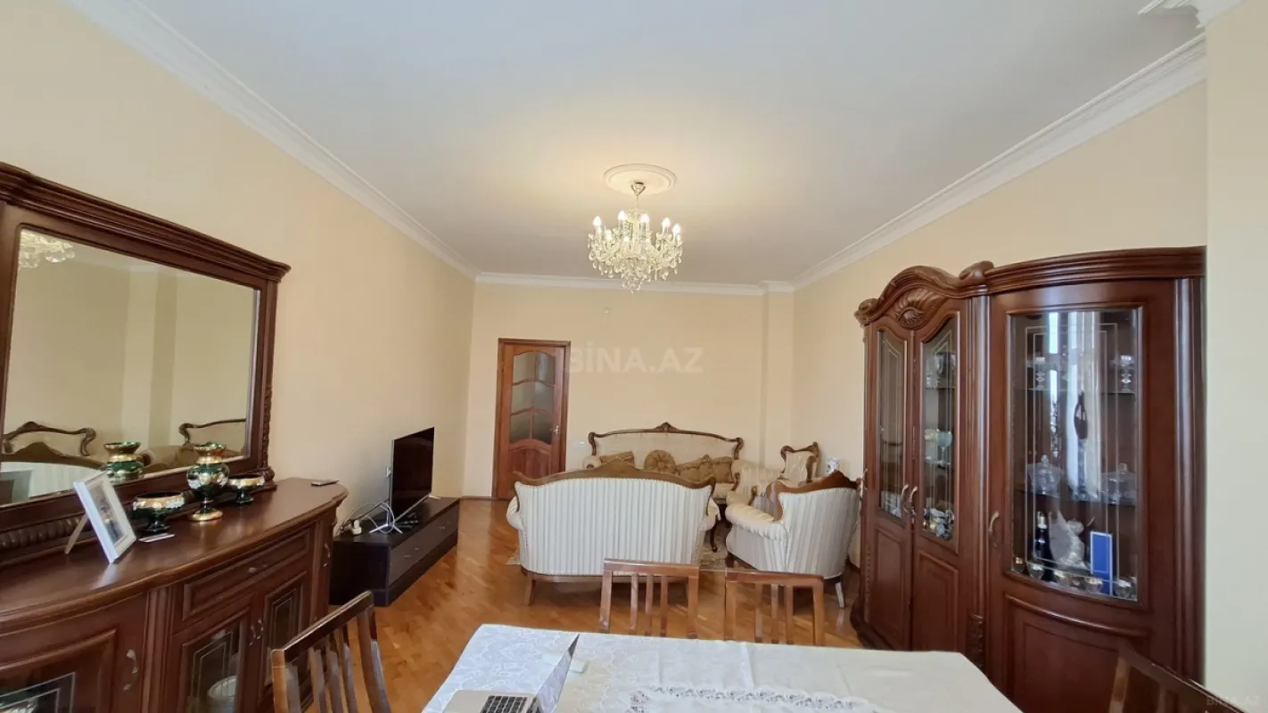 Satılır 3 otaqlı mənzil 130 m²