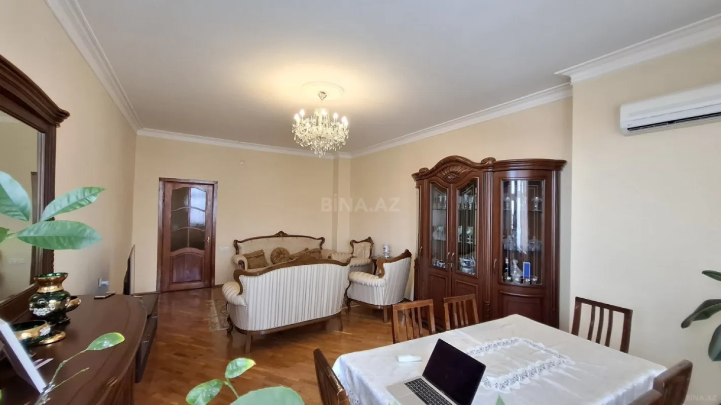 Satılır 3 otaqlı mənzil 130 m²