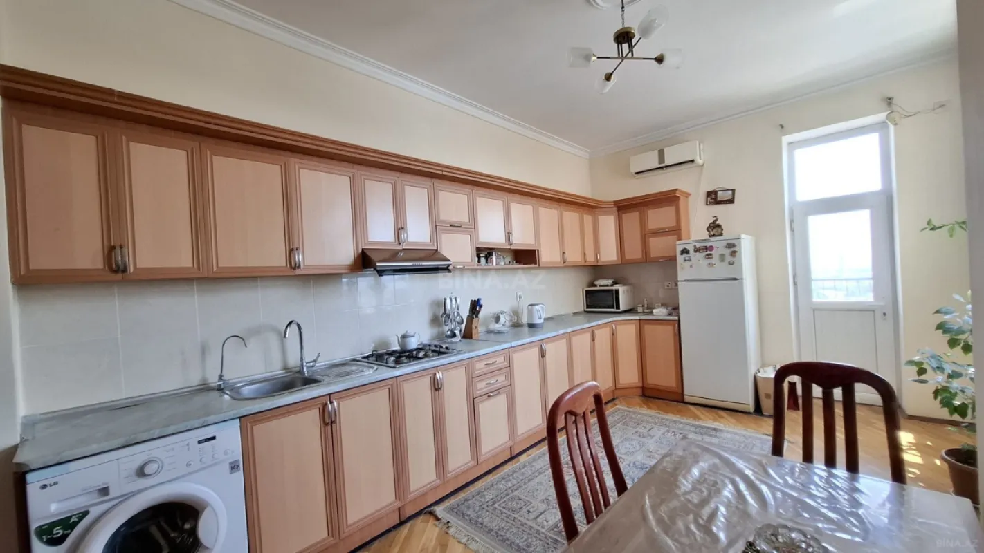Satılır 3 otaqlı mənzil 130 m²