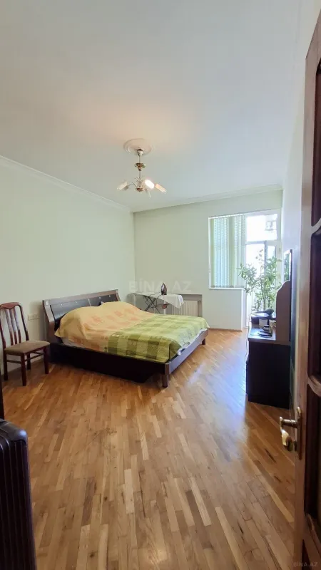 Satılır 3 otaqlı mənzil 130 m²