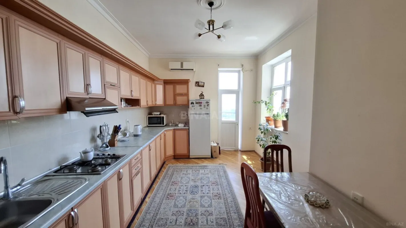 Satılır 3 otaqlı mənzil 130 m²