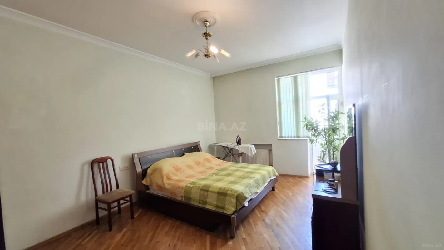 Satılır 3 otaqlı mənzil 130 m²