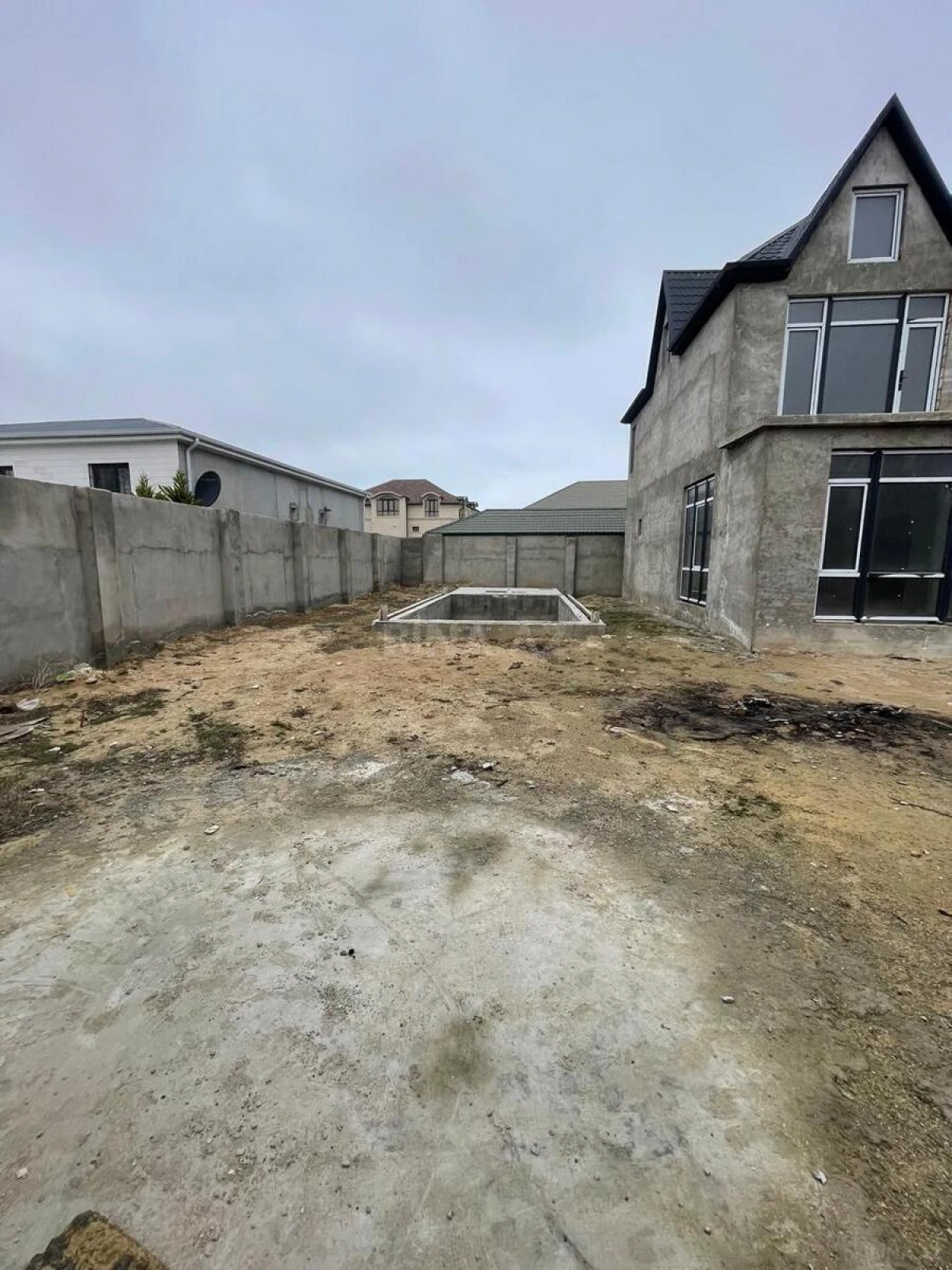 Satılır 5 otaqlı həyət evi 200 m²