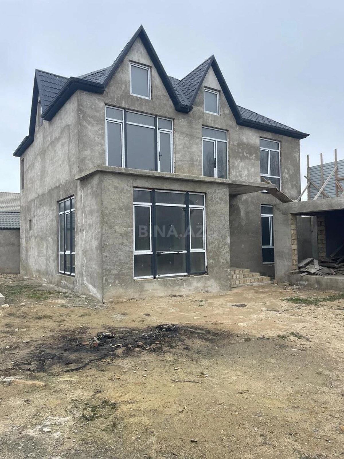 Satılır 5 otaqlı həyət evi 200 m²