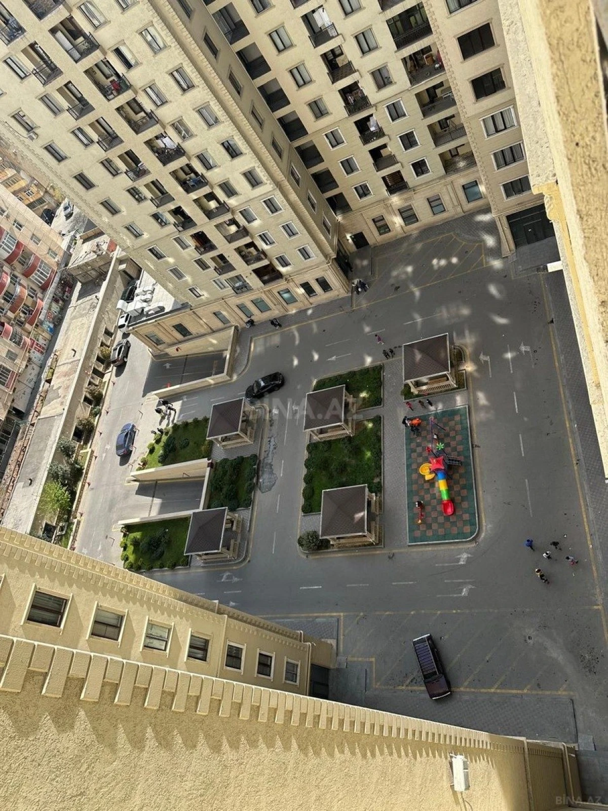 Satılır 3 otaqlı mənzil 142 m²