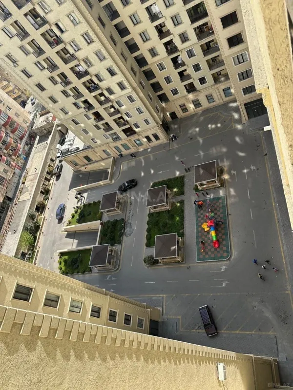 Satılır 3 otaqlı mənzil 142 m²