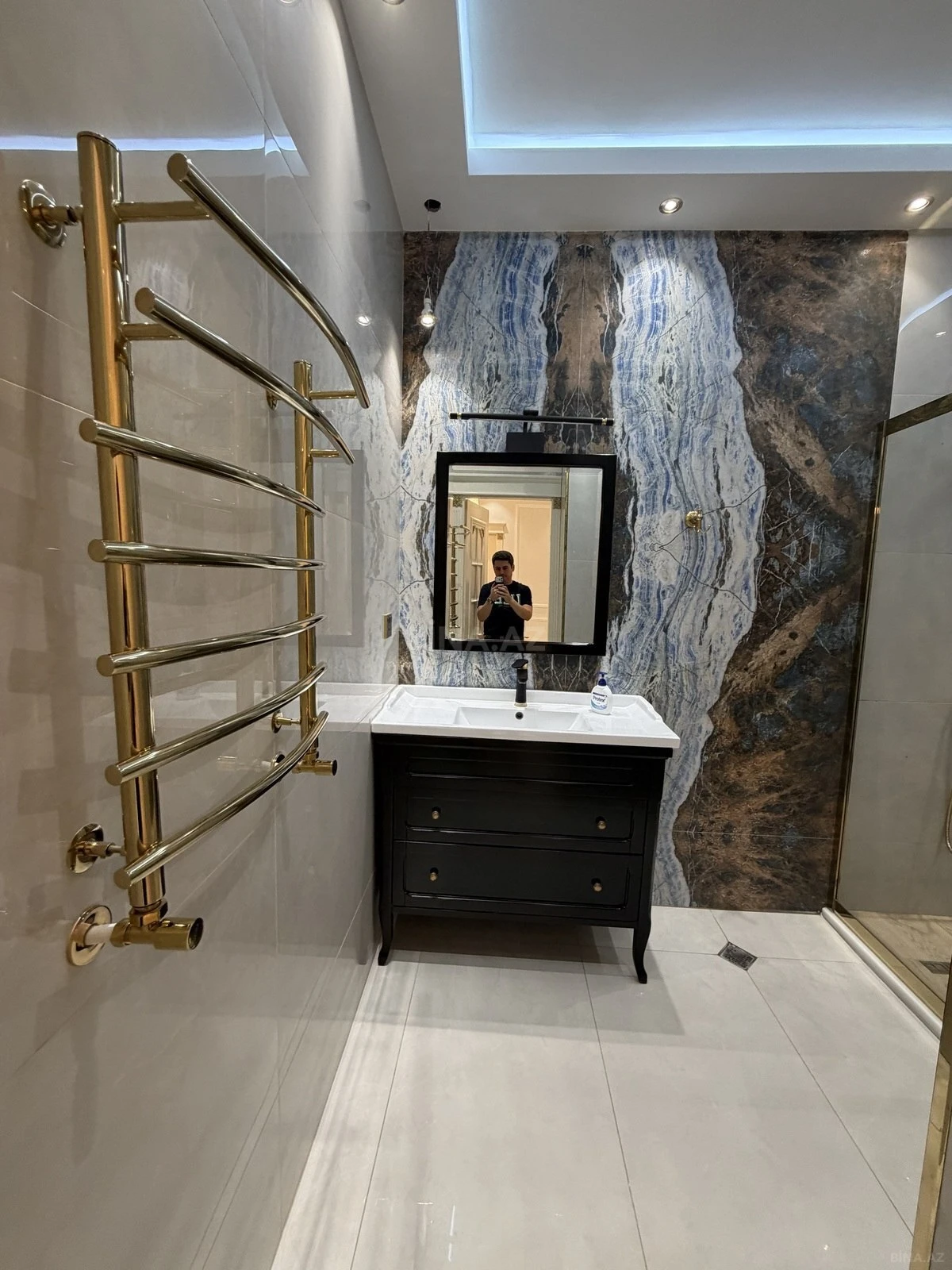 Satılır 3 otaqlı mənzil 142 m²