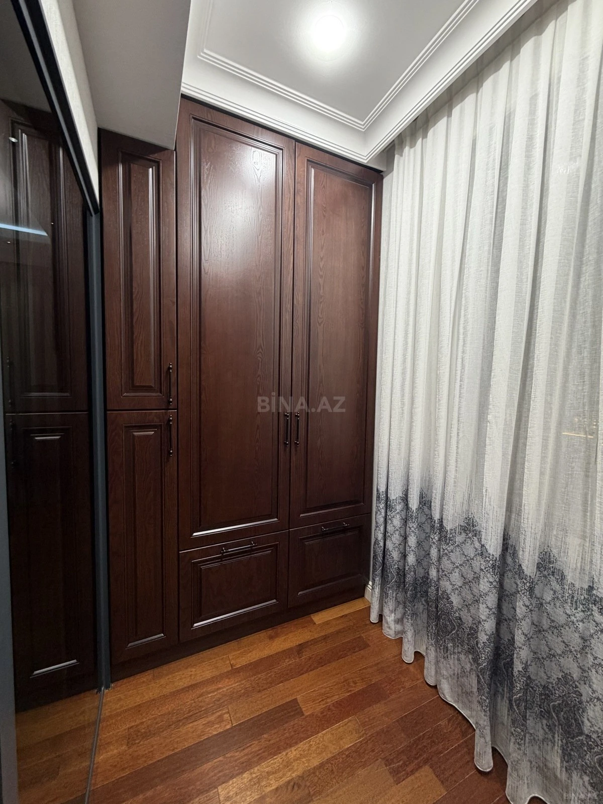 Satılır 3 otaqlı mənzil 142 m²