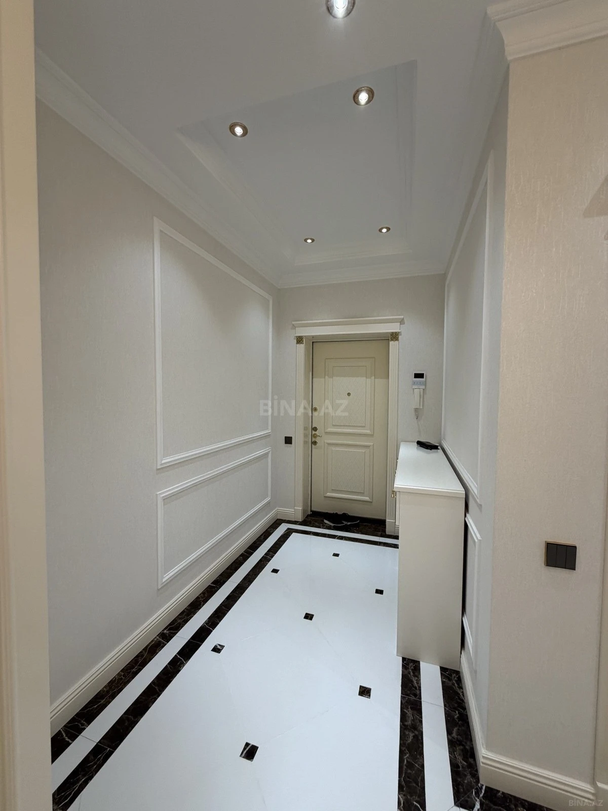 Satılır 3 otaqlı mənzil 142 m²