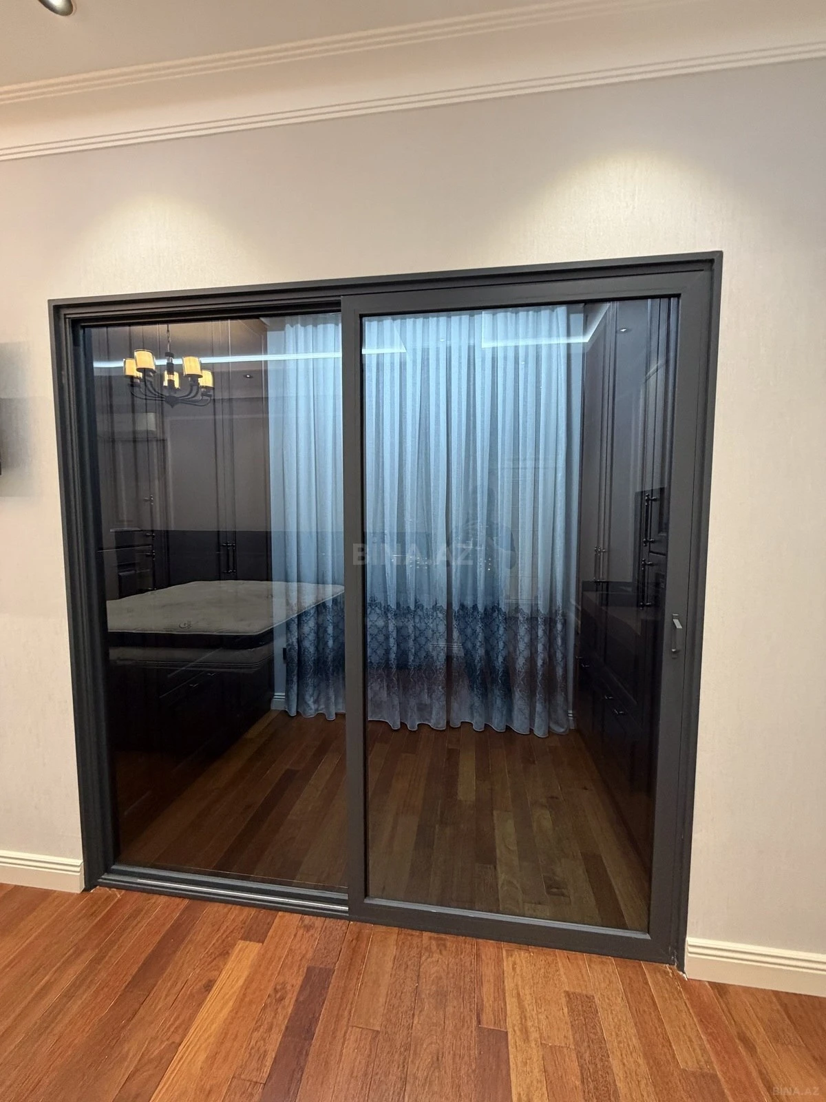 Satılır 3 otaqlı mənzil 142 m²