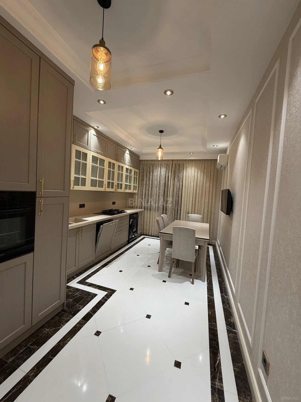 Satılır 3 otaqlı mənzil 142 m²