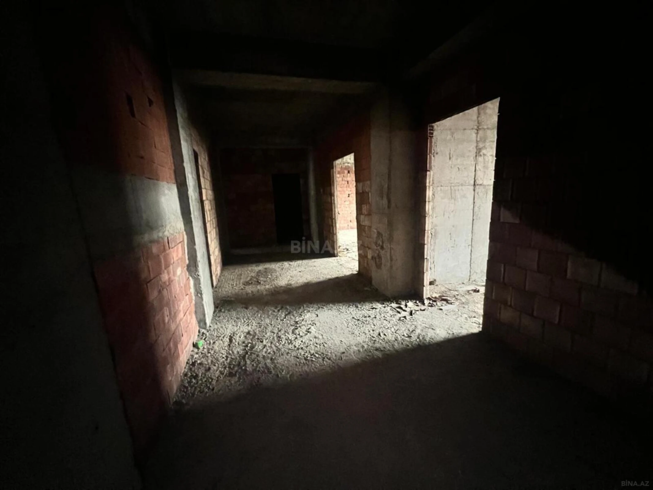 Satılır 4 otaqlı mənzil 190 m²