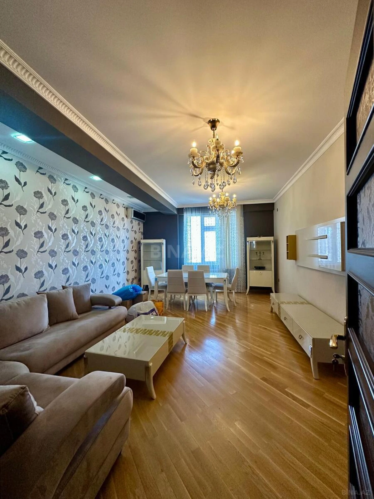 Satılır 4 otaqlı mənzil 160 m²
