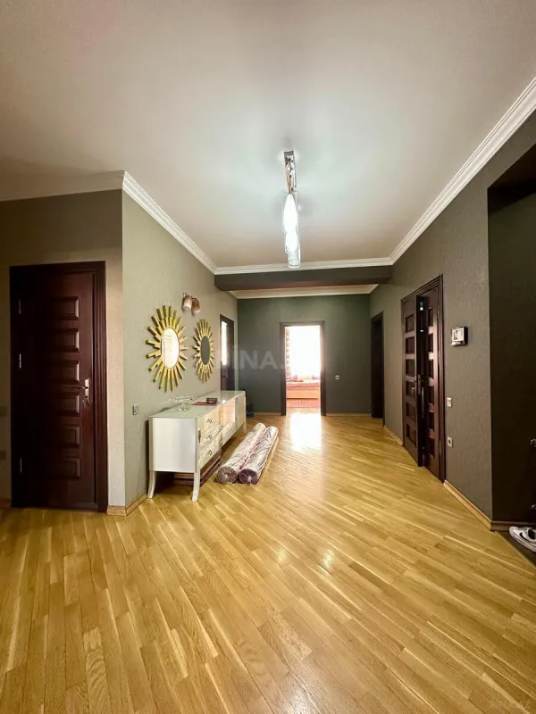 Satılır 4 otaqlı mənzil 160 m²
