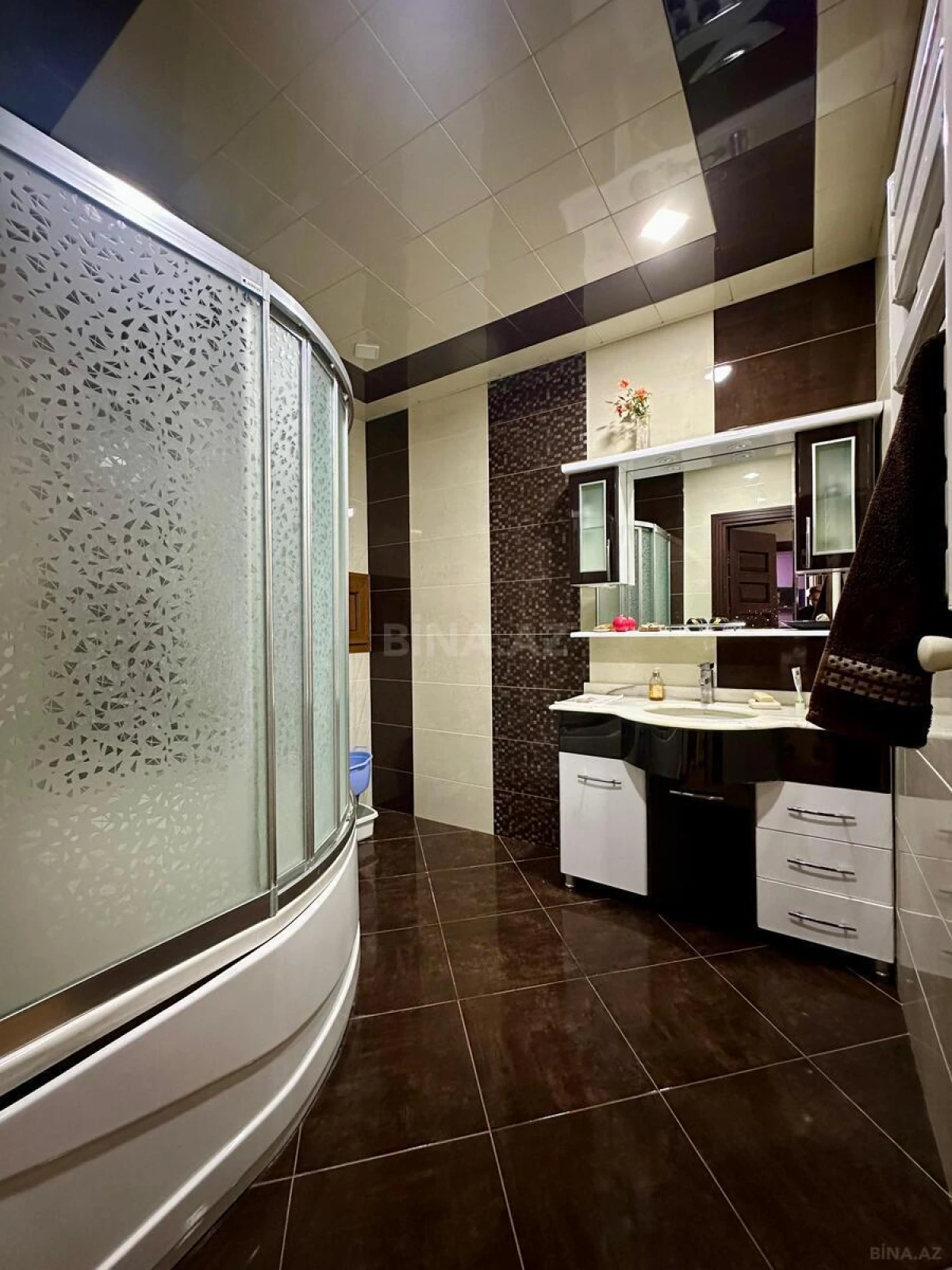 Satılır 4 otaqlı mənzil 160 m²