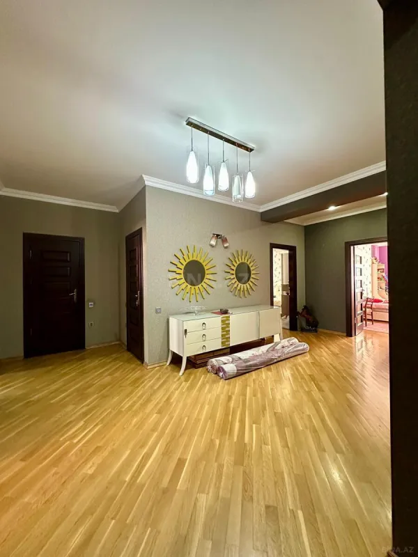 Satılır 4 otaqlı mənzil 160 m²