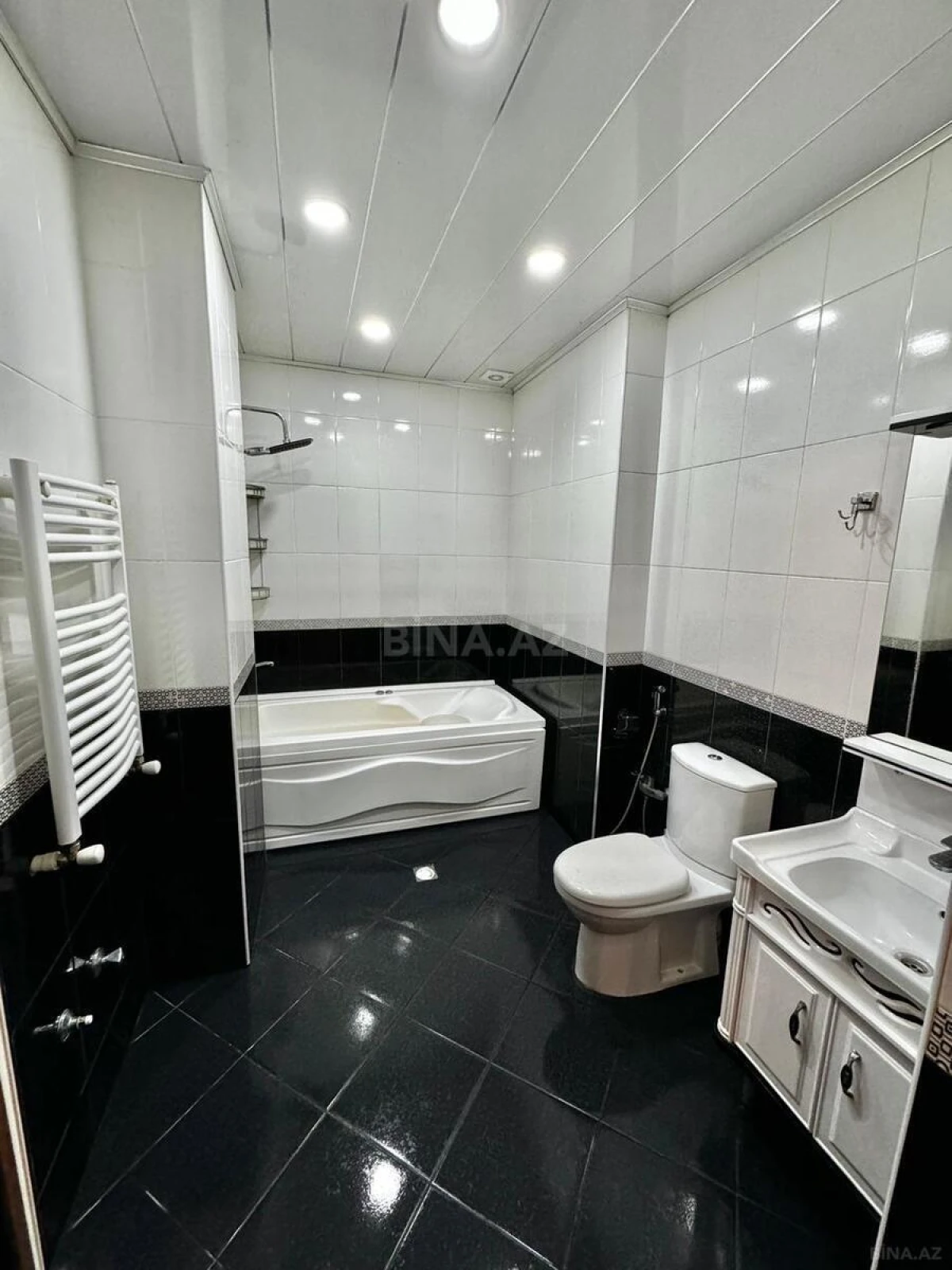 Satılır 4 otaqlı mənzil 135 m²