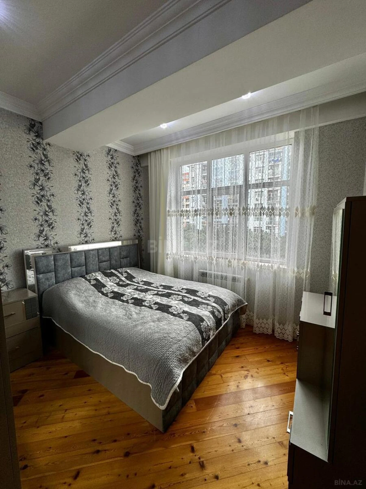 Satılır 4 otaqlı mənzil 135 m²
