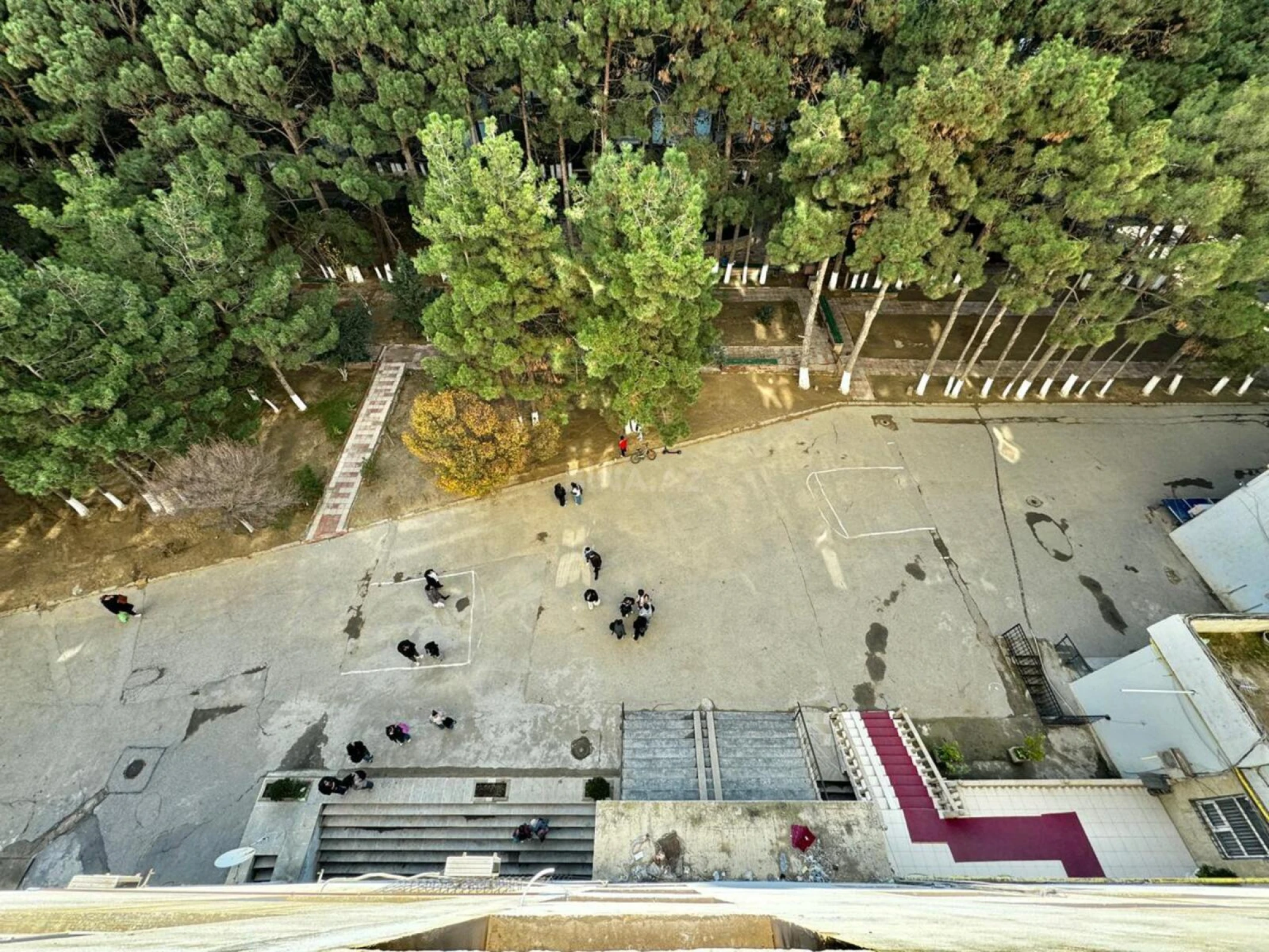 Satılır 4 otaqlı mənzil 135 m²