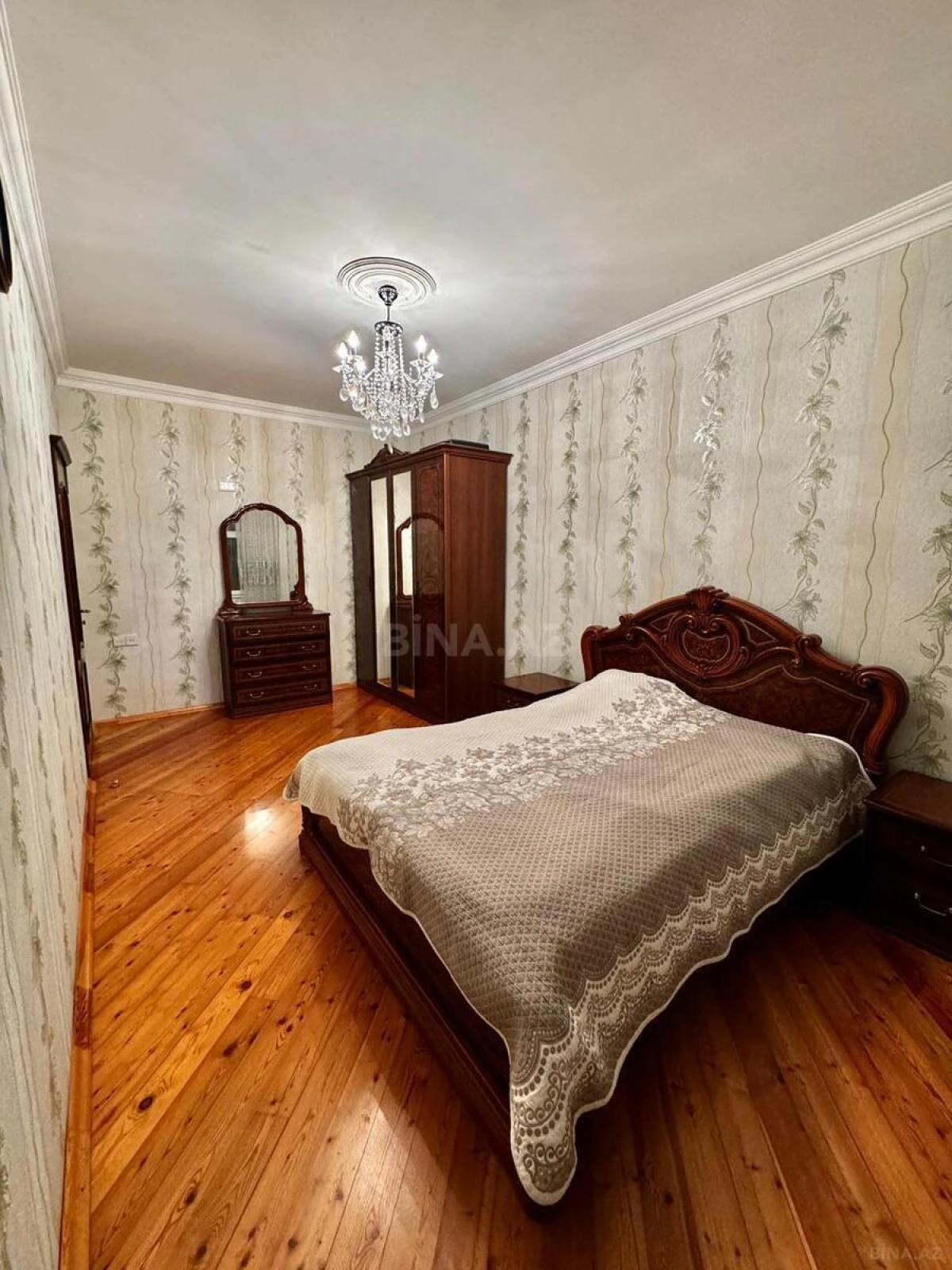 Satılır 4 otaqlı mənzil 135 m²