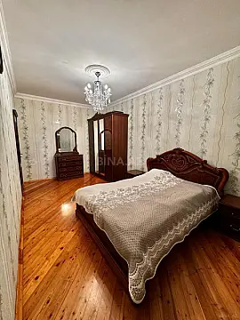 Satılır 4 otaqlı mənzil 135 m²