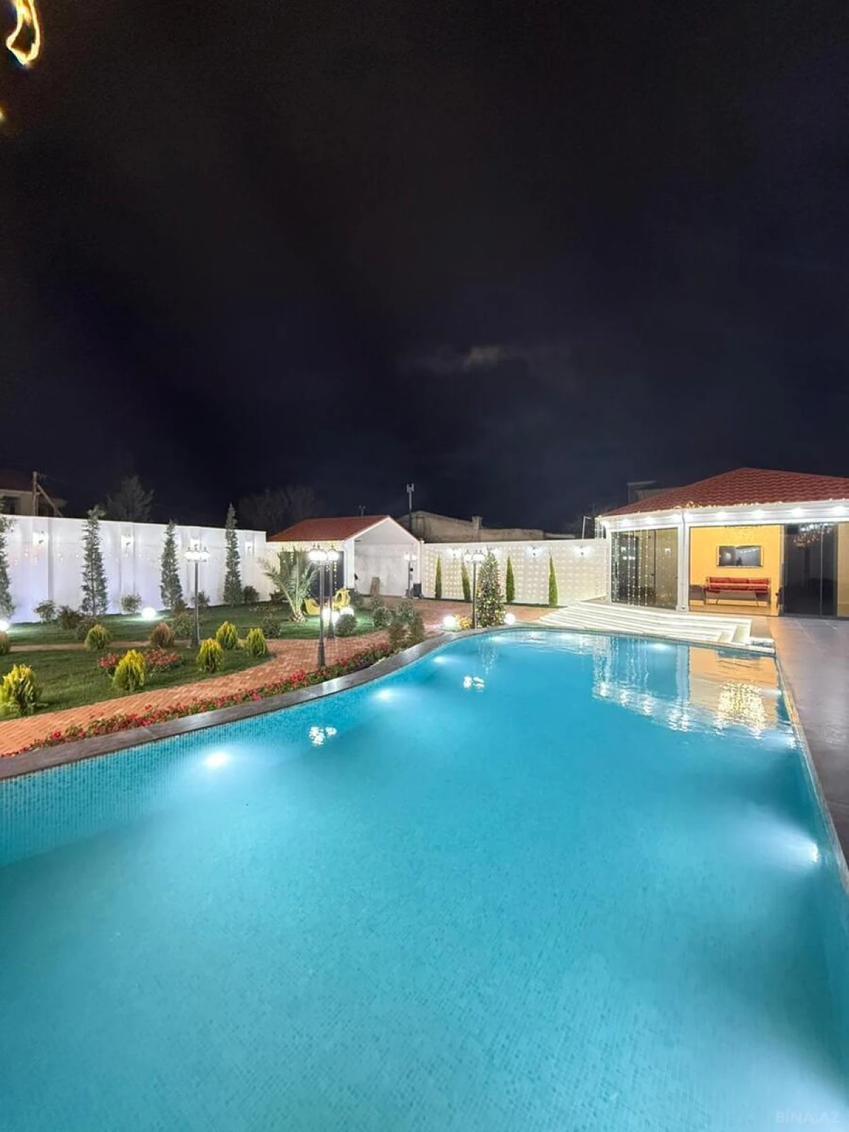 Satılır 5 otaqlı həyət evi 280 m²