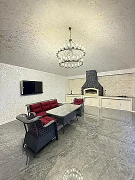 Satılır 5 otaqlı həyət evi 280 m²