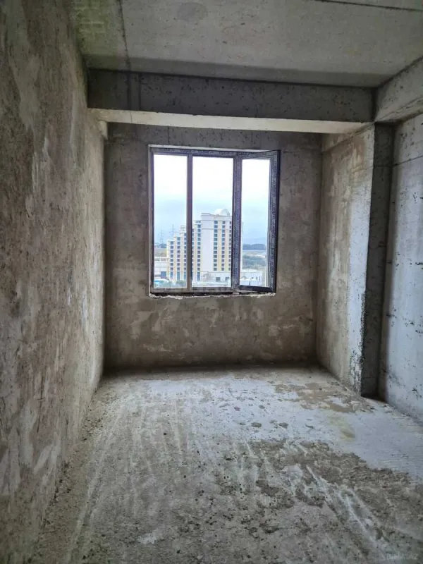 Satılır 4 otaqlı mənzil 135 m²