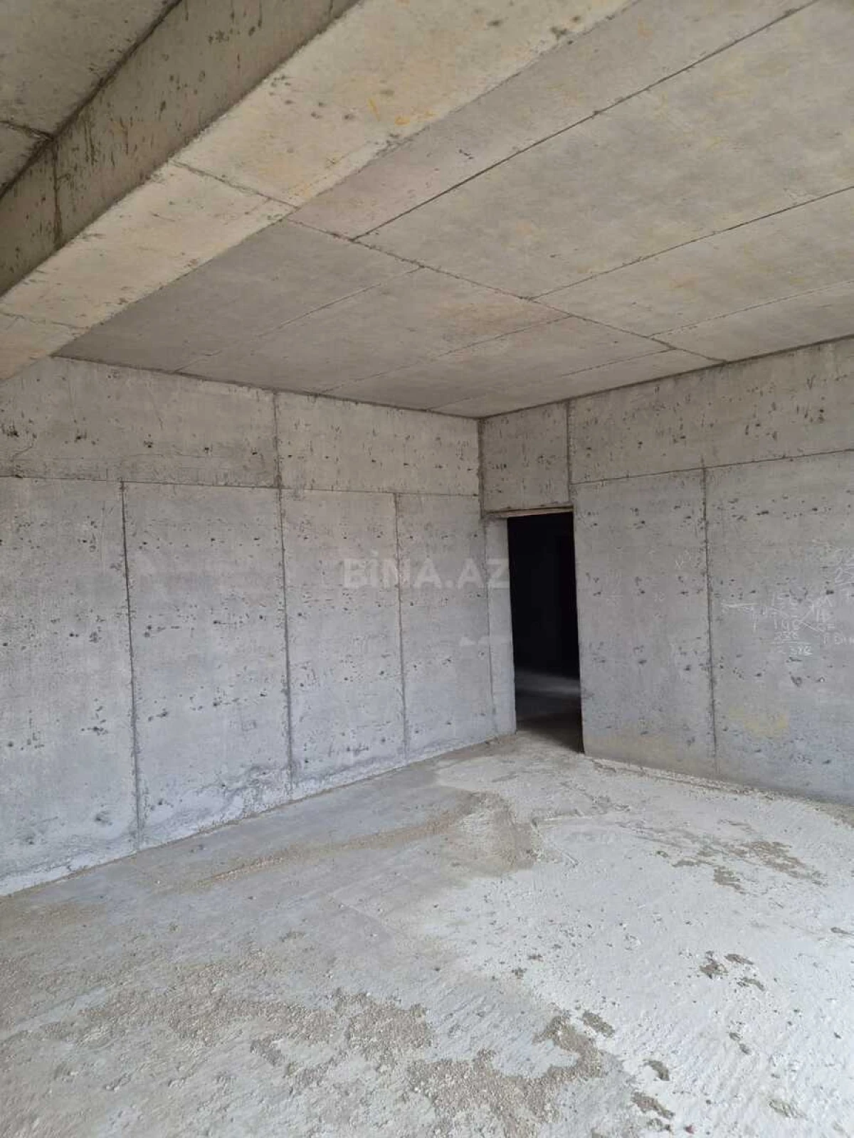Satılır 4 otaqlı mənzil 135 m²