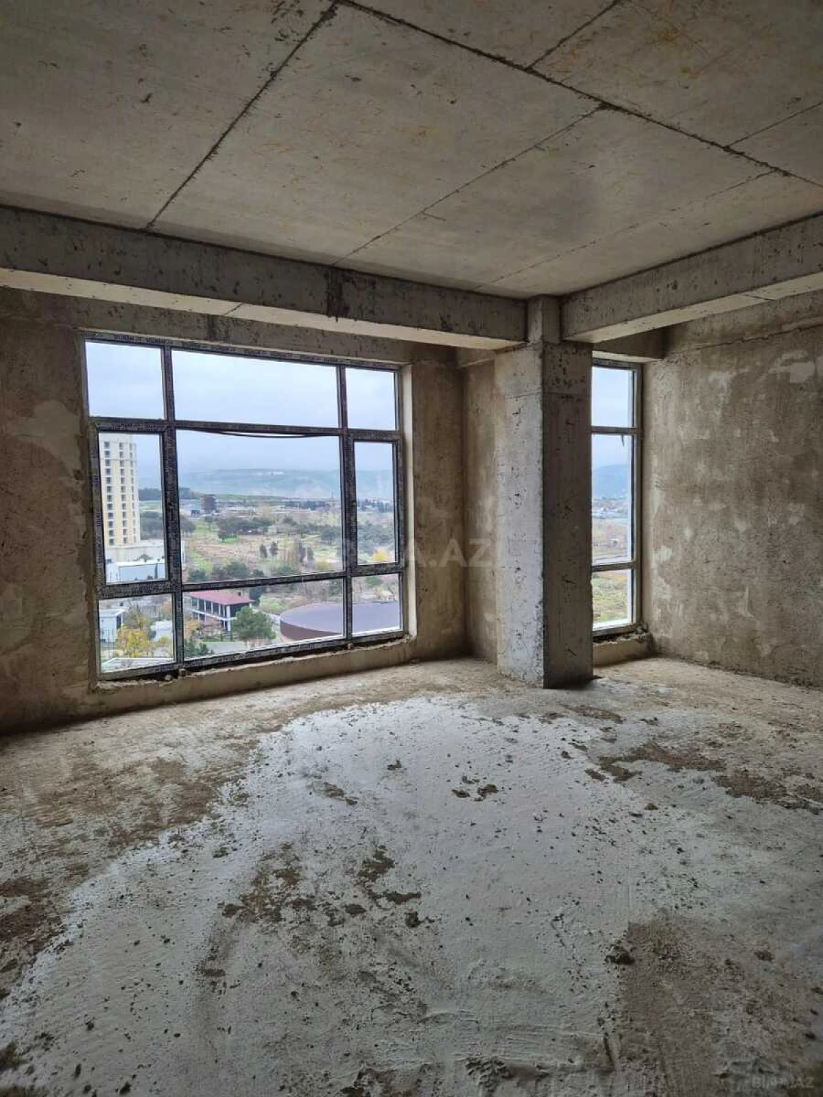 Satılır 4 otaqlı mənzil 135 m²