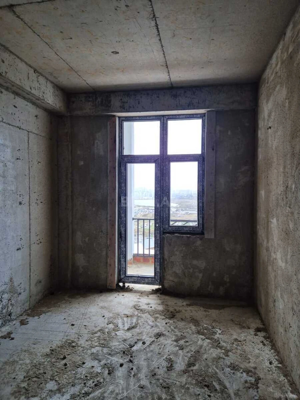 Satılır 4 otaqlı mənzil 135 m²