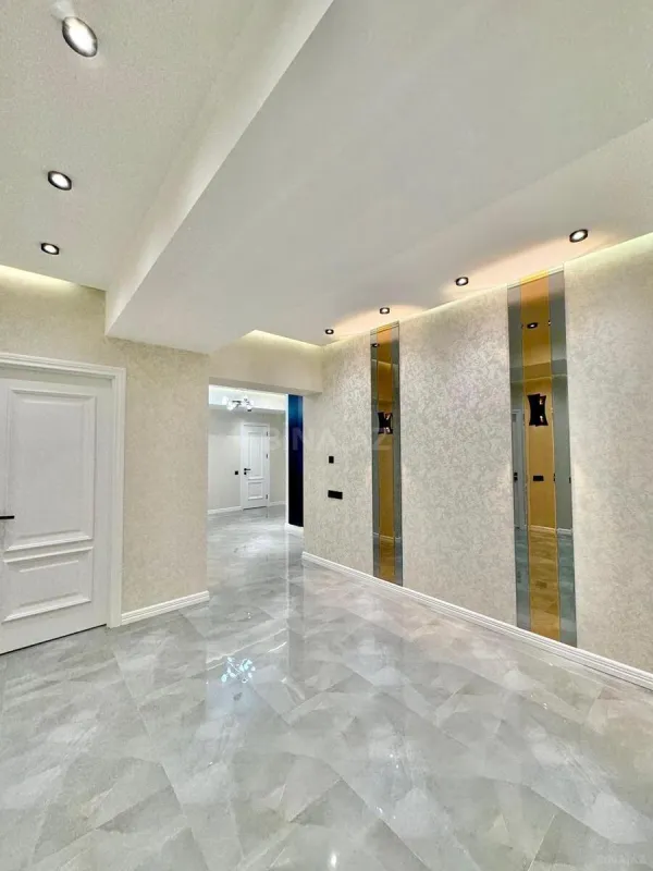 Satılır 4 otaqlı mənzil 180 m²