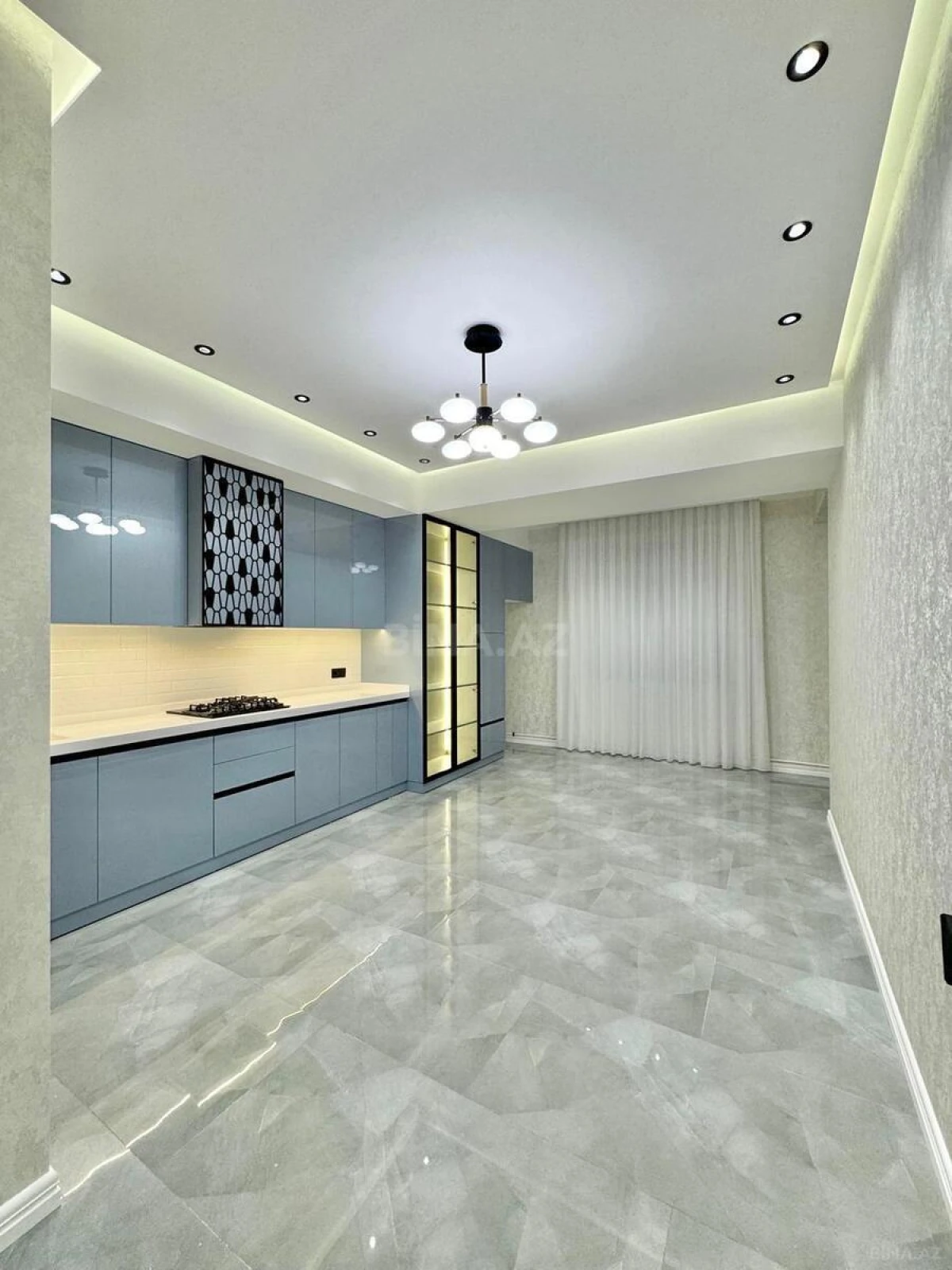 Satılır 4 otaqlı mənzil 180 m²