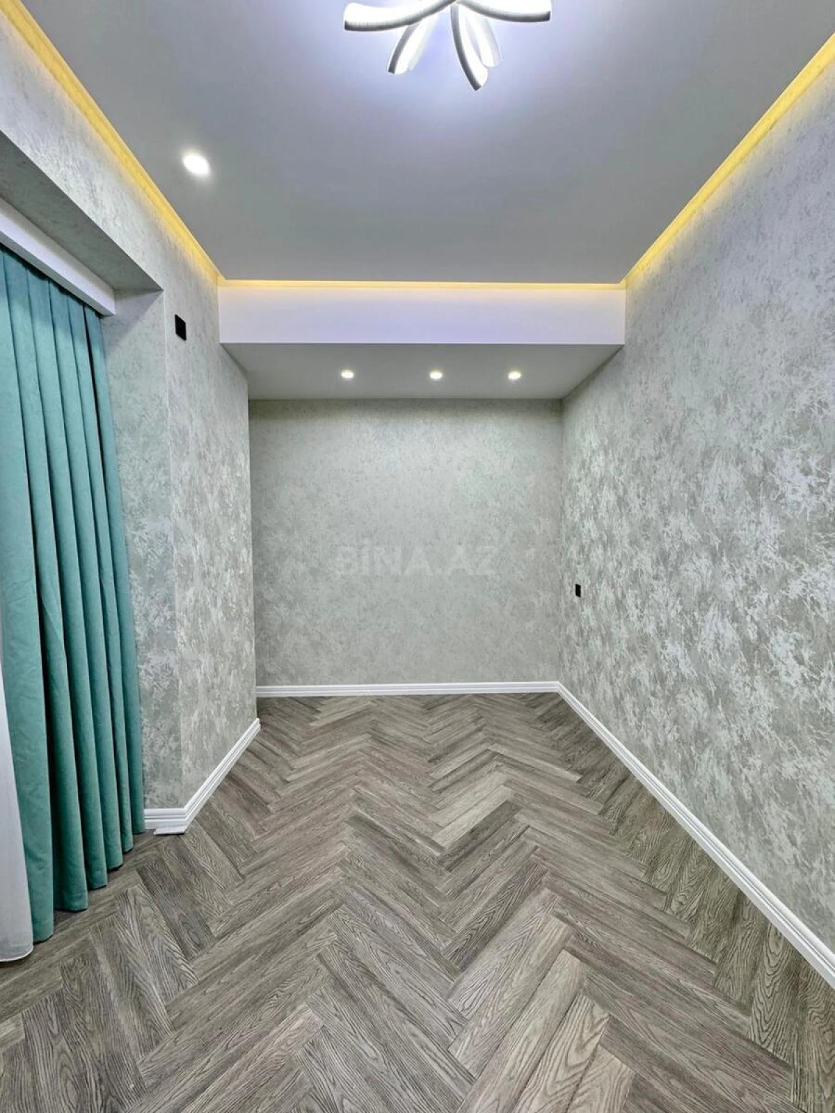 Satılır 4 otaqlı mənzil 180 m²