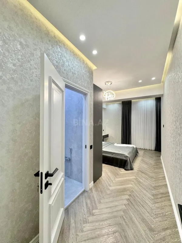 Satılır 4 otaqlı mənzil 180 m²