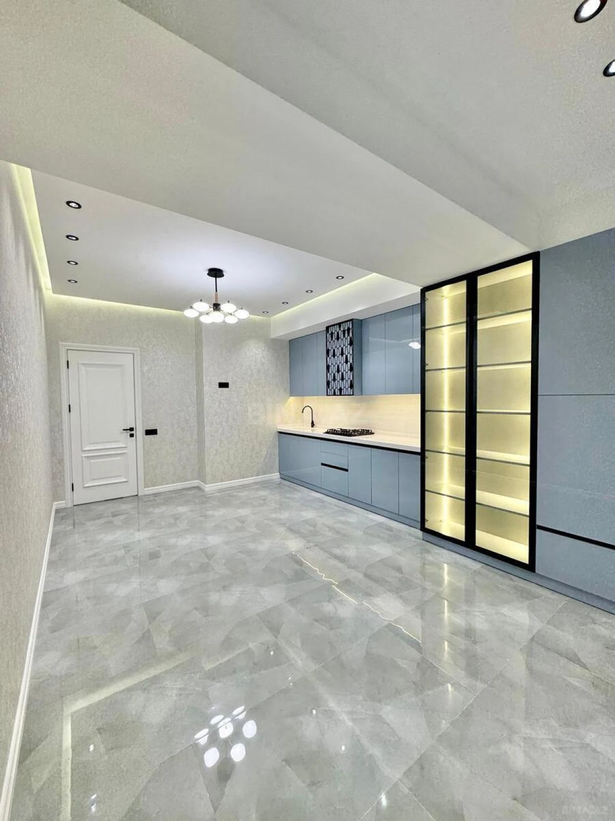 Satılır 4 otaqlı mənzil 180 m²