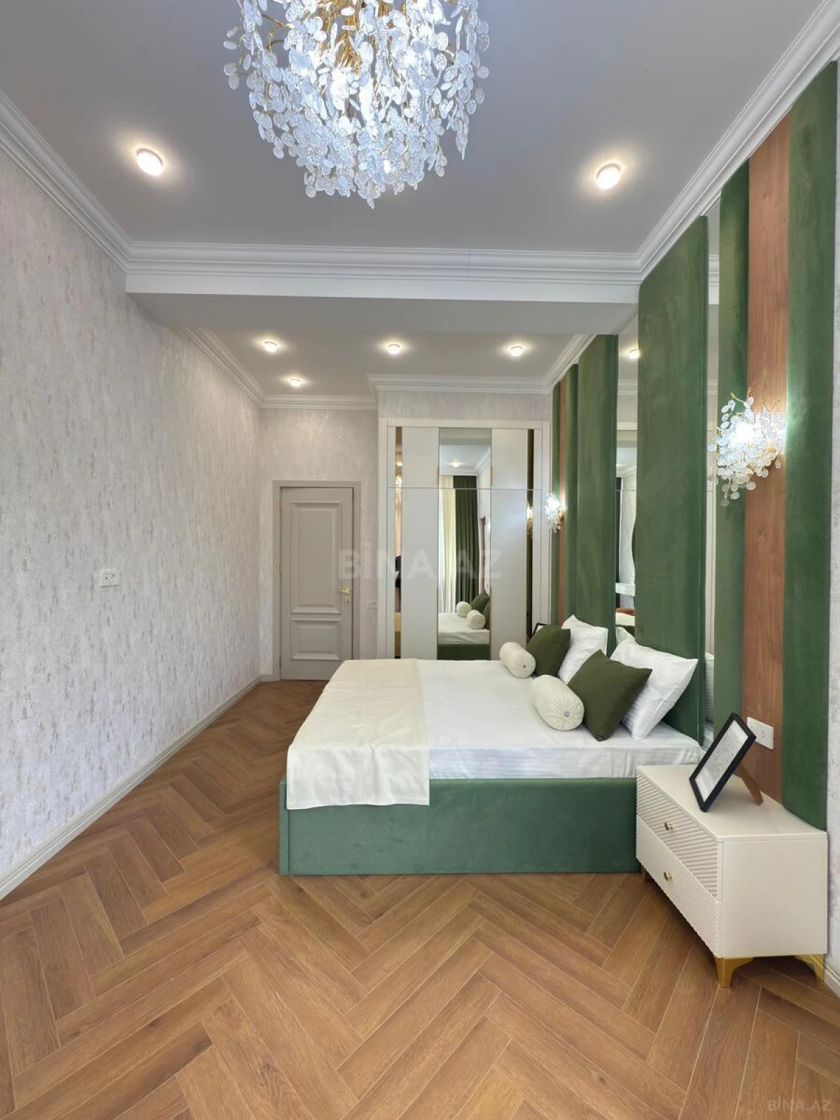 Satılır 4 otaqlı mənzil 160 m²