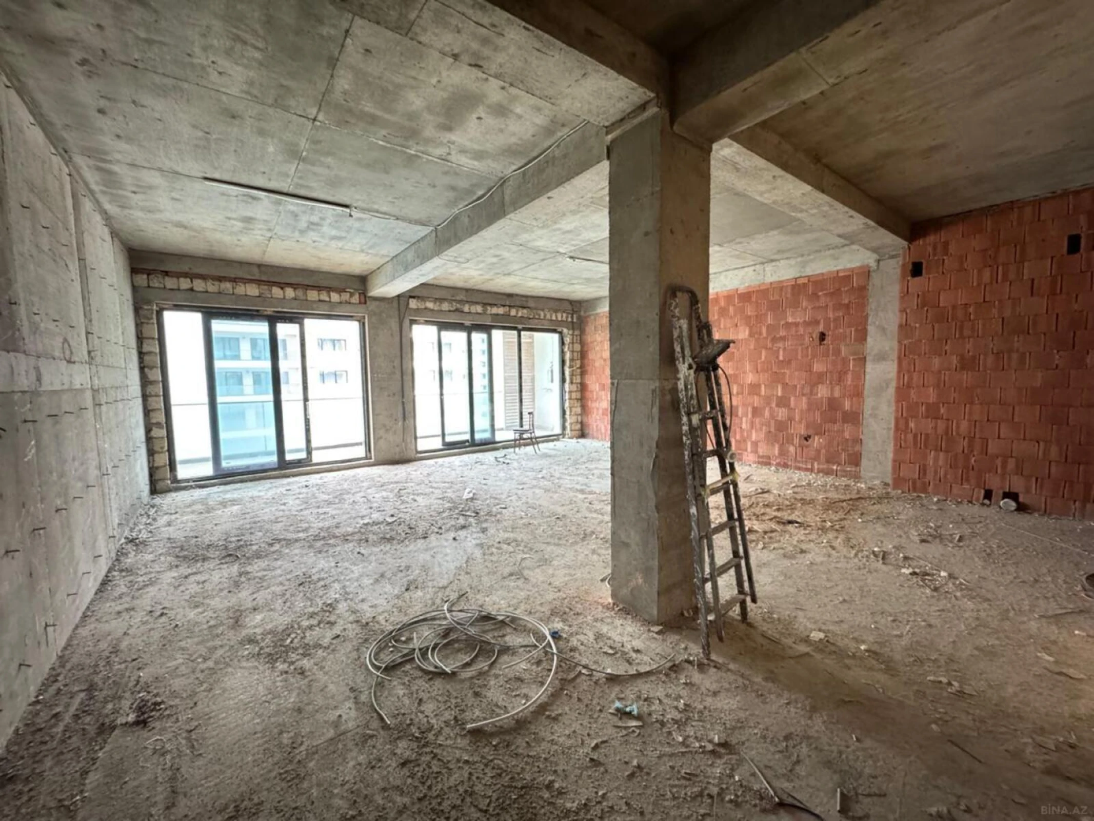 Satılır 2 otaqlı mənzil 94.8 m²