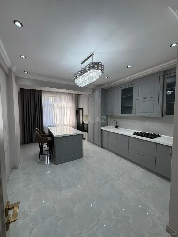 Satılır 3 otaqlı mənzil 141 m²