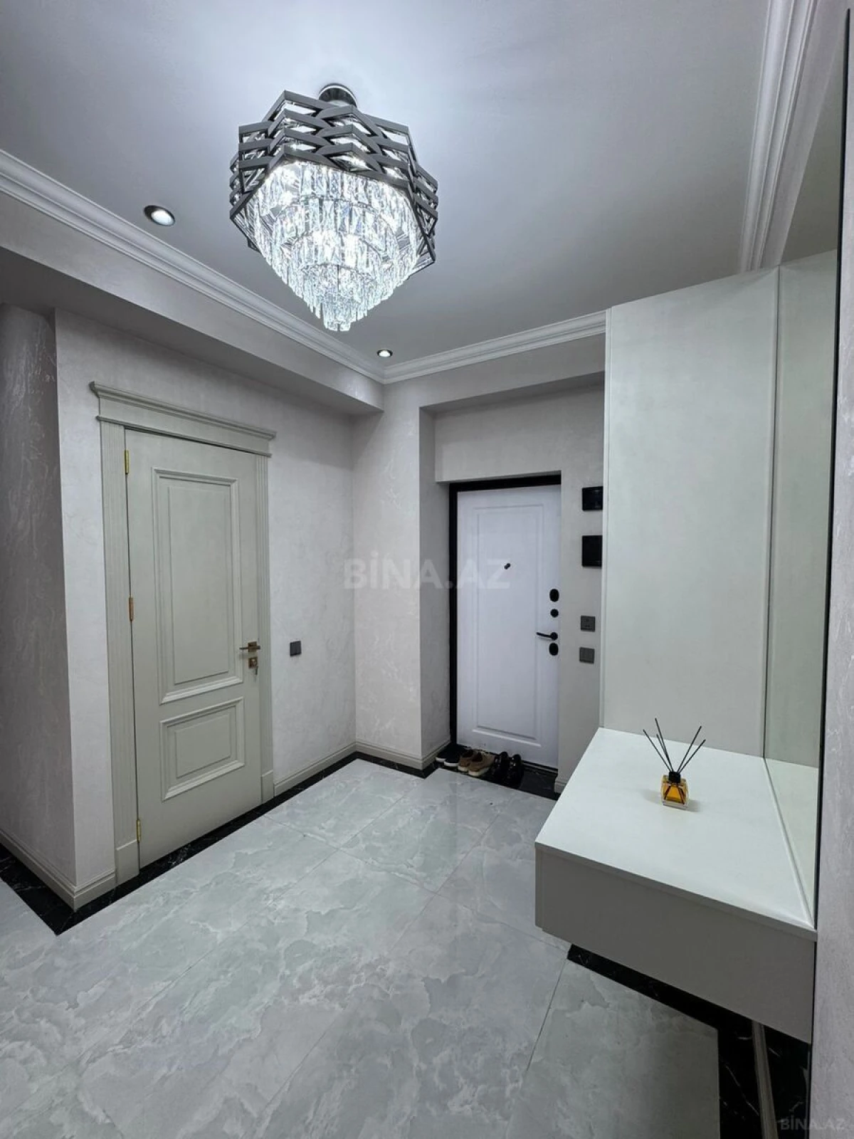 Satılır 3 otaqlı mənzil 141 m²