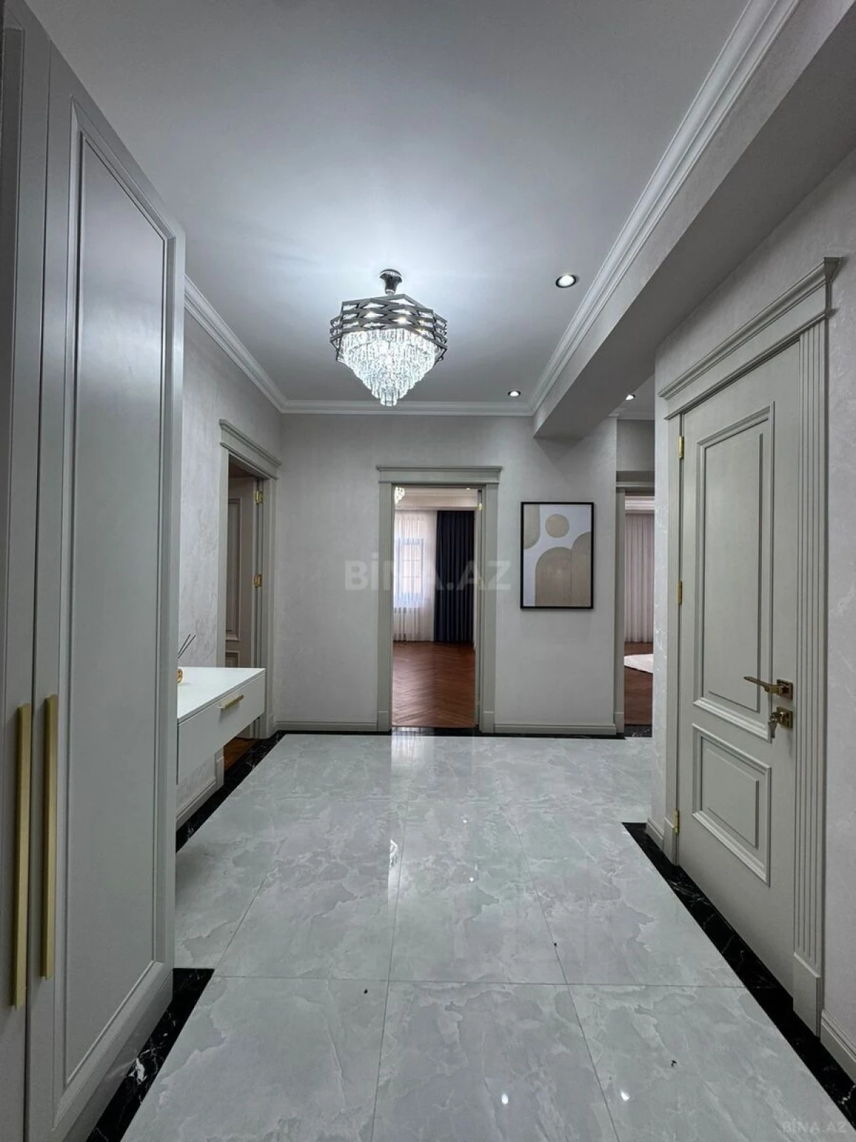 Satılır 3 otaqlı mənzil 141 m²