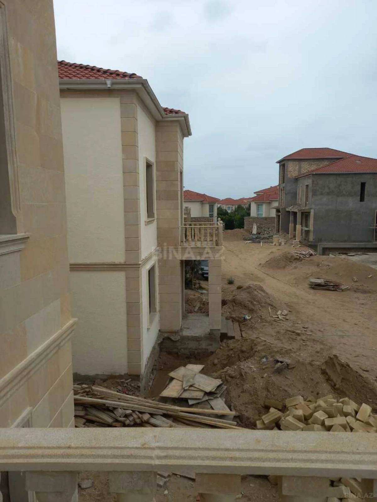 Satılır 5 otaqlı həyət evi 400 m²