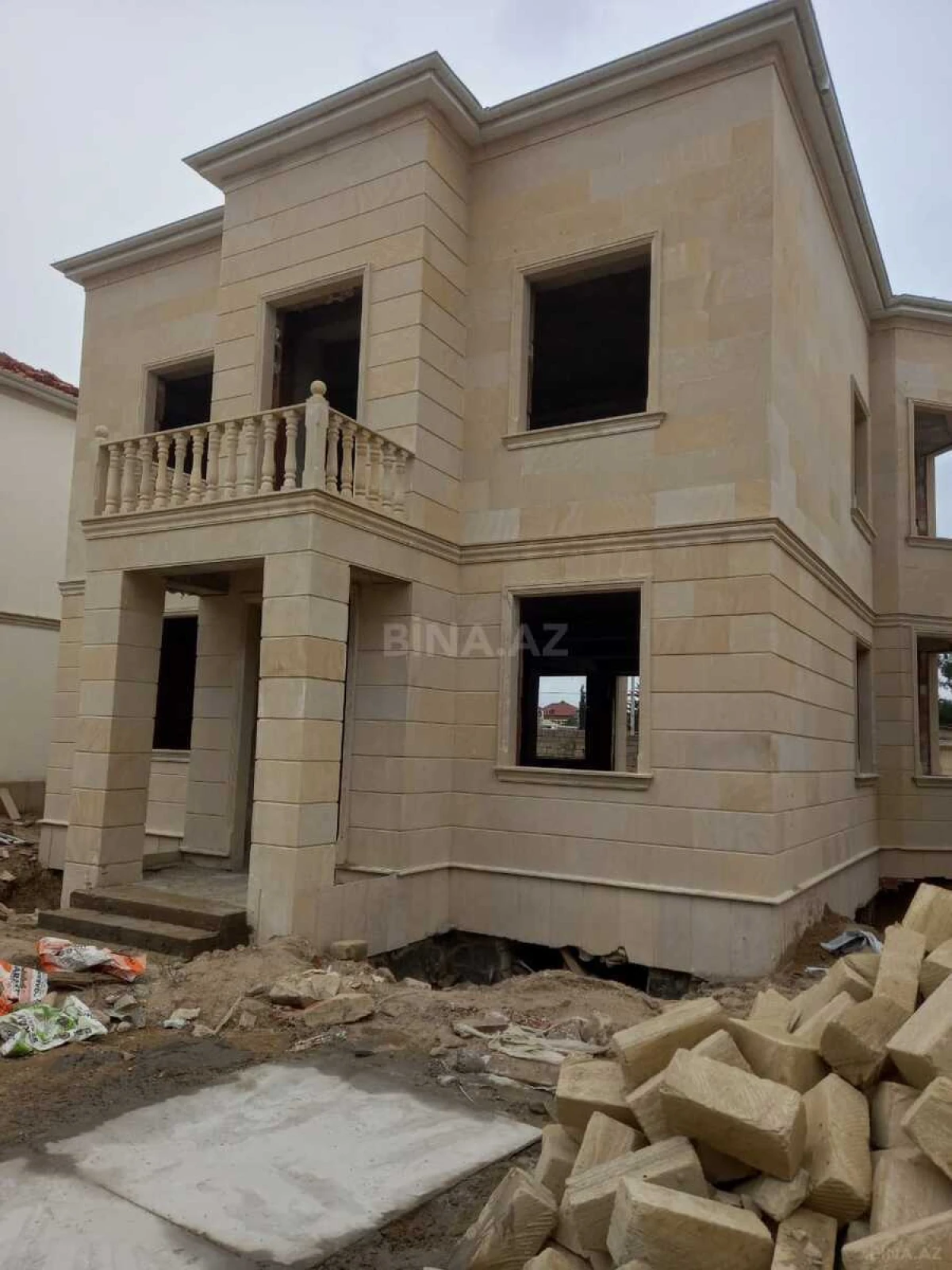 Satılır 5 otaqlı həyət evi 400 m²