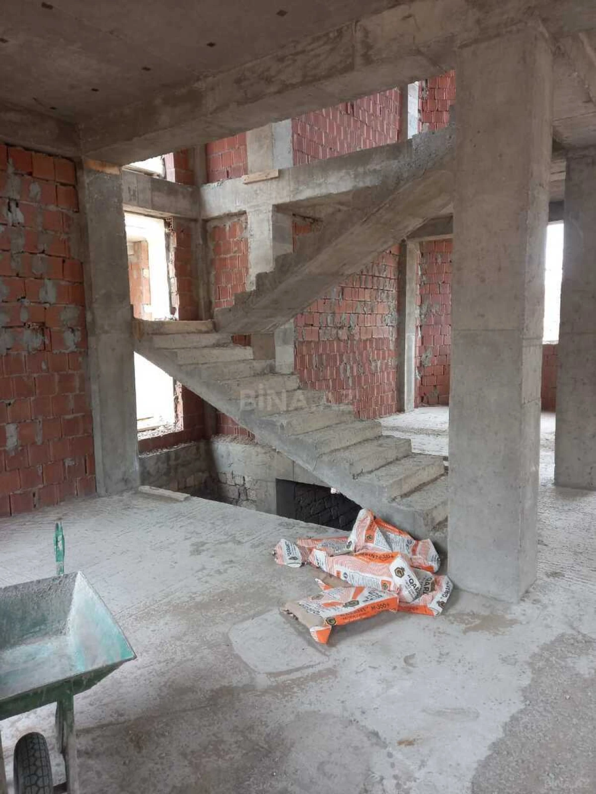 Satılır 5 otaqlı həyət evi 400 m²