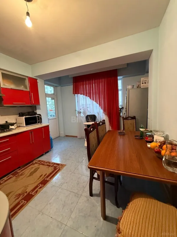 Satılır 4 otaqlı mənzil 141 m²